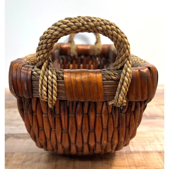 Sturdy Wicker Woven Basket With Rope, Storage,  Unique ShapePre-Owned - Picture 2 of 4